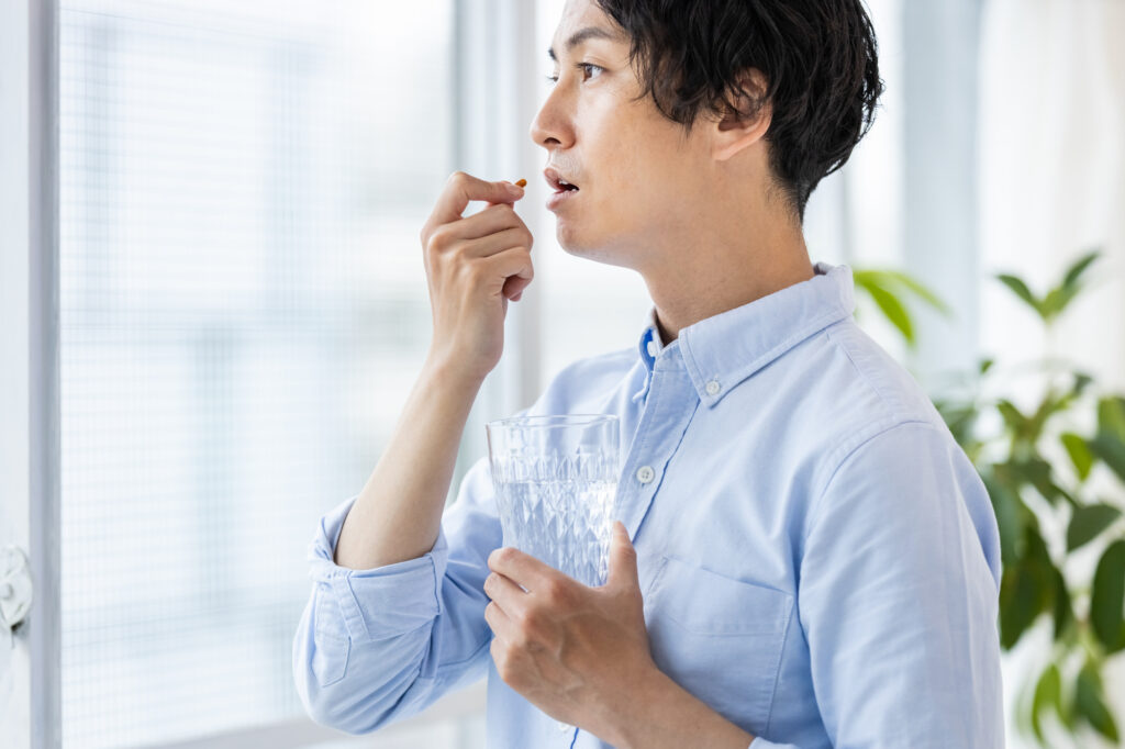 内服する男性